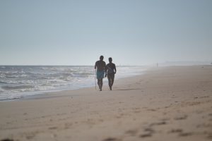 Par som går på strand